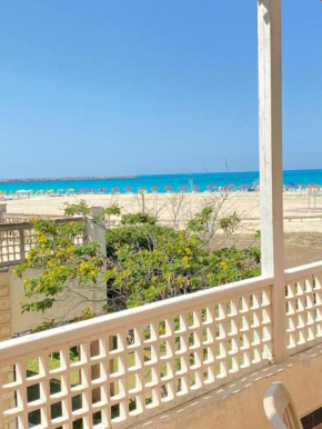 للإيجار 4 غرف أول صف بحر مارينا الساحل الشمالي العلمين 0ج